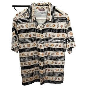 Perfect for a beach holiday 🐚🌊 Maggy London 100% silk short sleeve button top